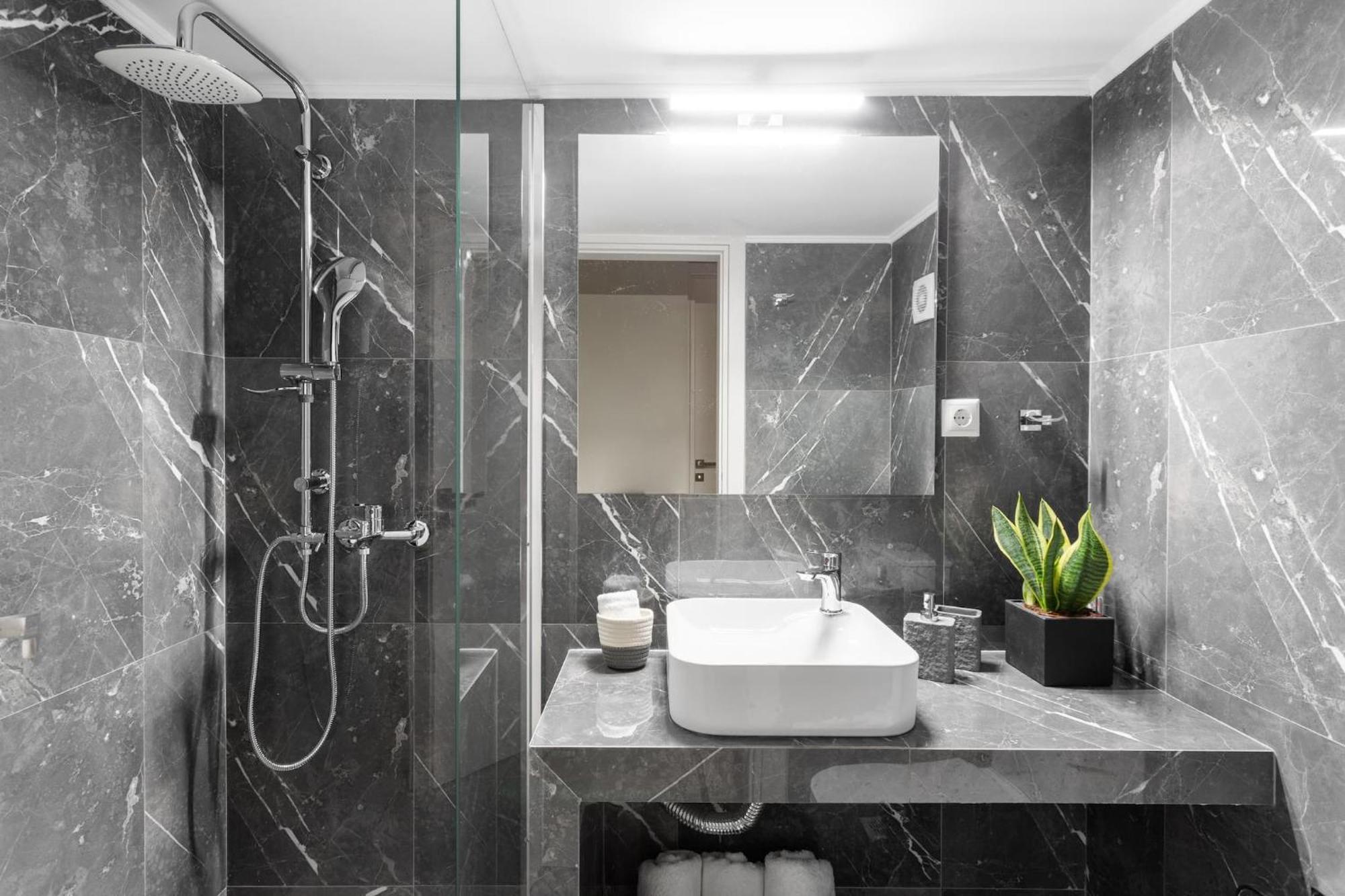 Deluxe 3-Bdrm Urban-Industrial Apt At Acropolis Atény Exteriér fotografie